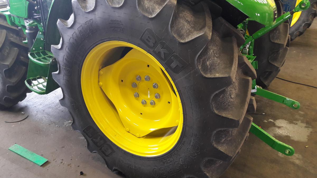 Traktorivarusteet 420/85r30 Renk.+jd-vantt.